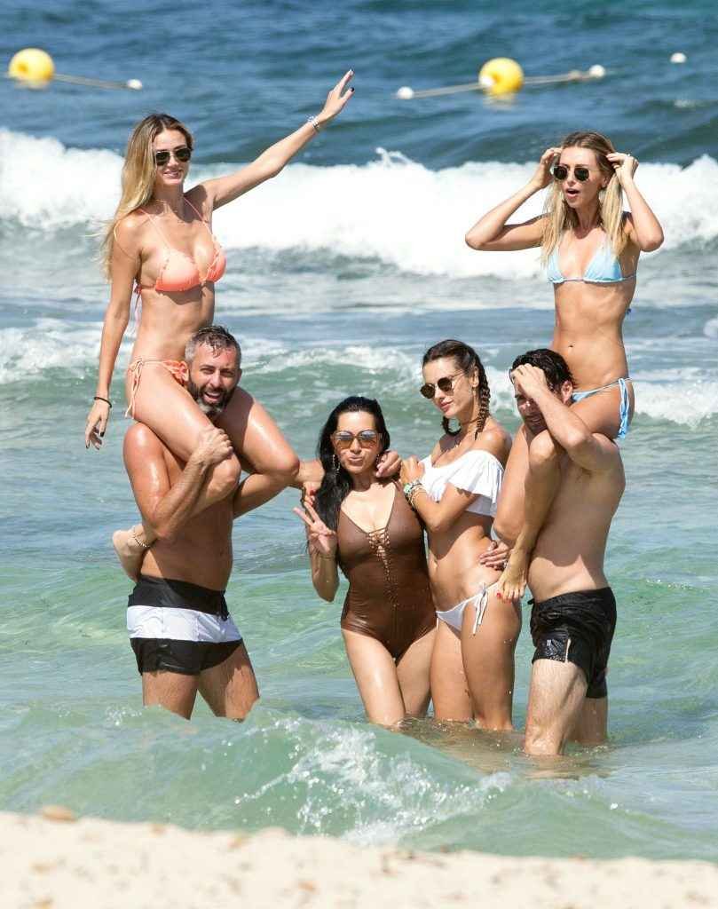 Alessandra Ambrosio et ses copines en bikini à Ibiza