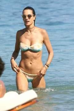 Alessandra Ambrosio en bikini à Mykonos