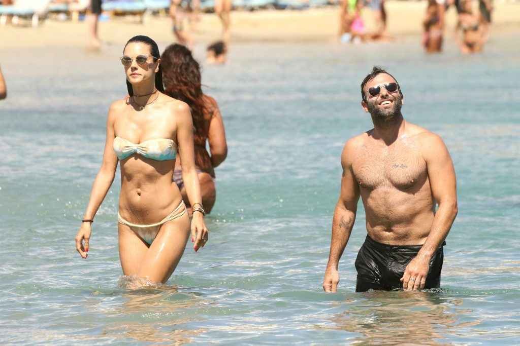 Alessandra Ambrosio en bikini à Mykonos