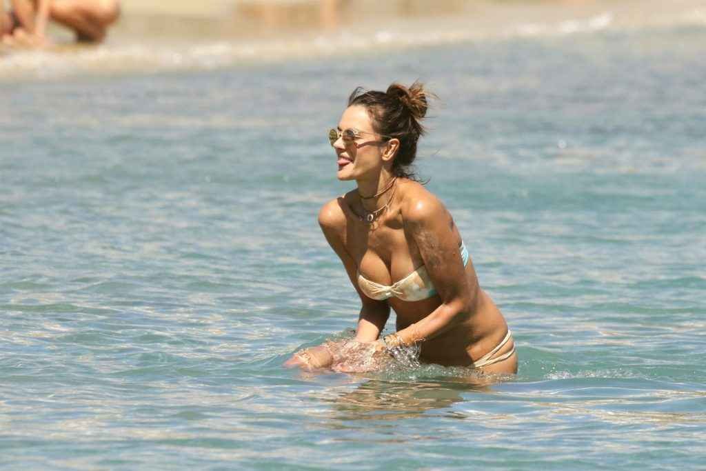 Alessandra Ambrosio en bikini à Mykonos