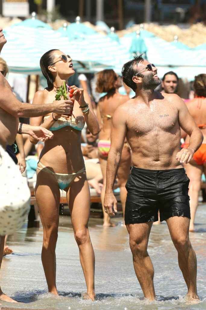 Alessandra Ambrosio en bikini à Mykonos