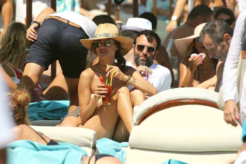 Alessandra Ambrosio en bikini à Mykonos