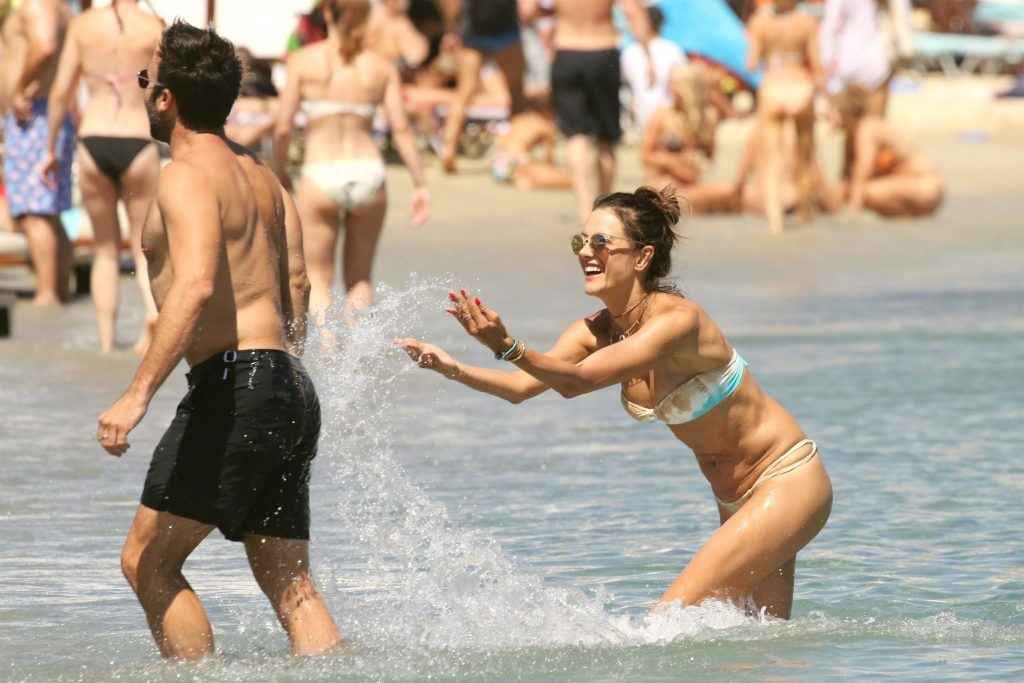 Alessandra Ambrosio en bikini à Mykonos