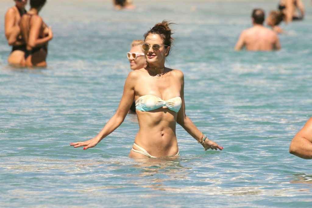 Alessandra Ambrosio en bikini à Mykonos