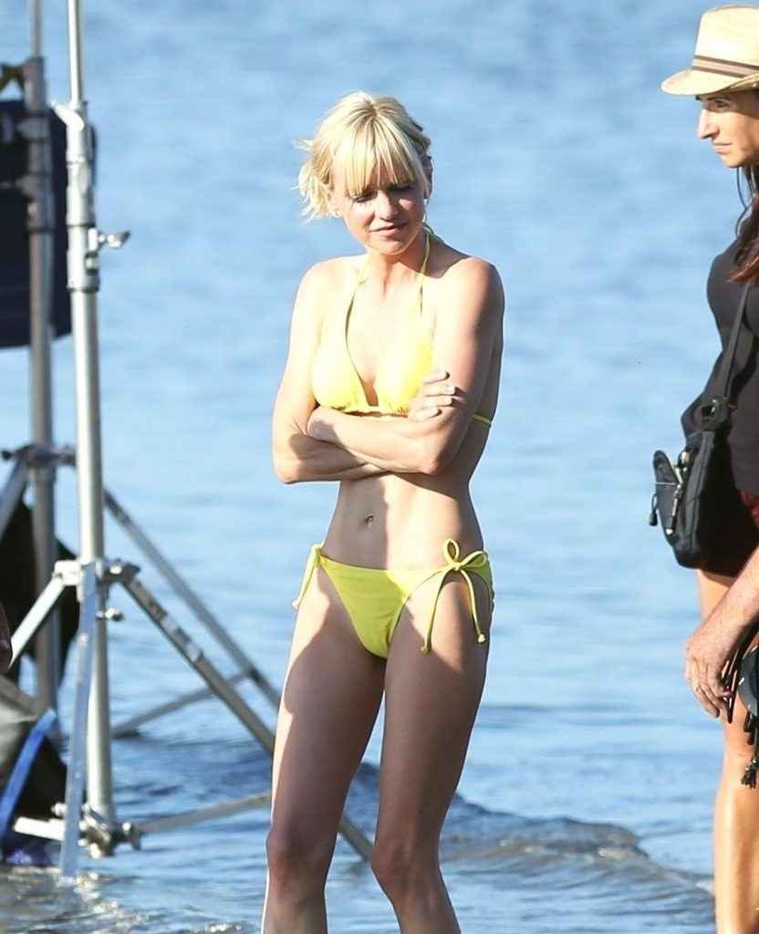 Anna Faris en bikini à Vancouver