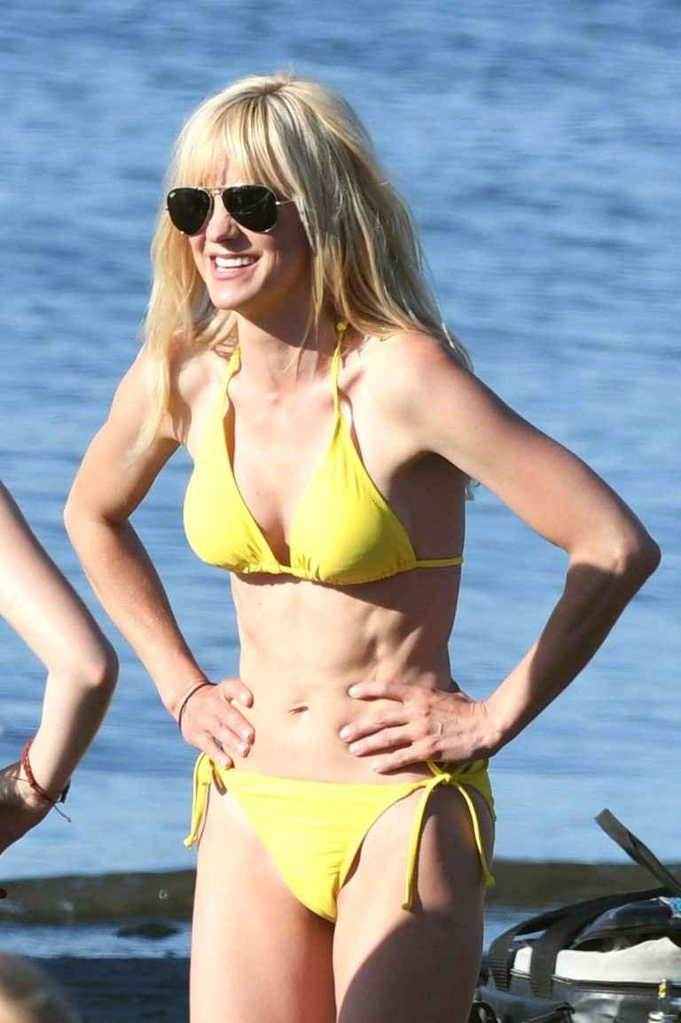 Anna Faris en bikini à Vancouver