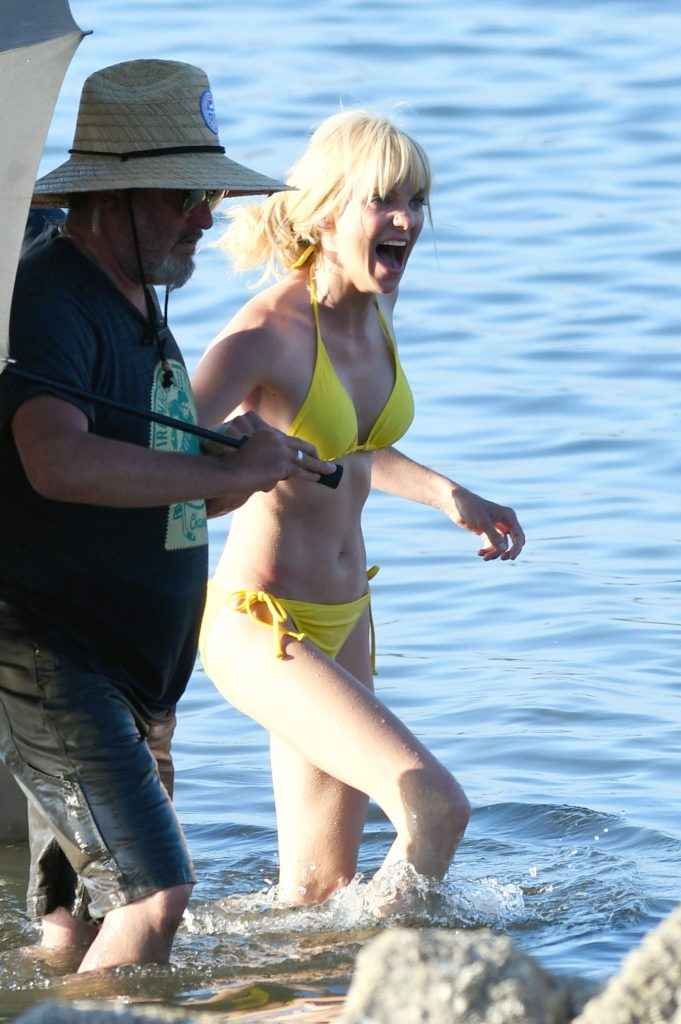 Anna Faris en bikini à Vancouver