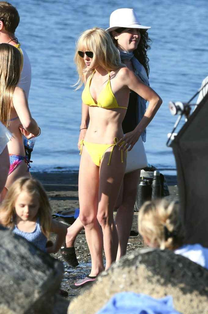 Anna Faris en bikini à Vancouver