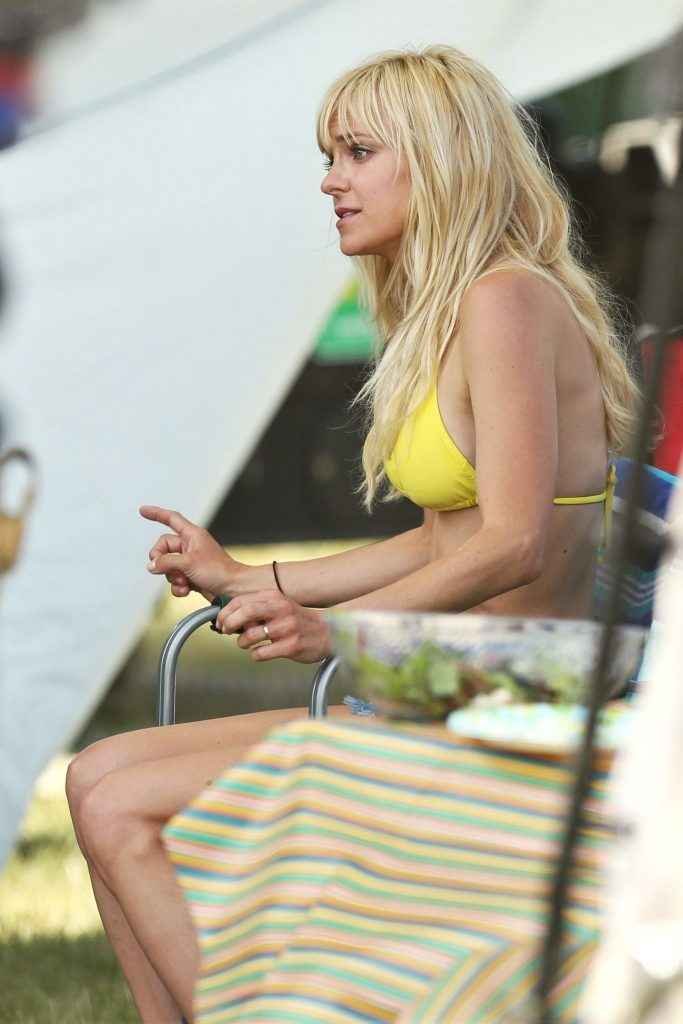 Anna Faris en bikini à Vancouver