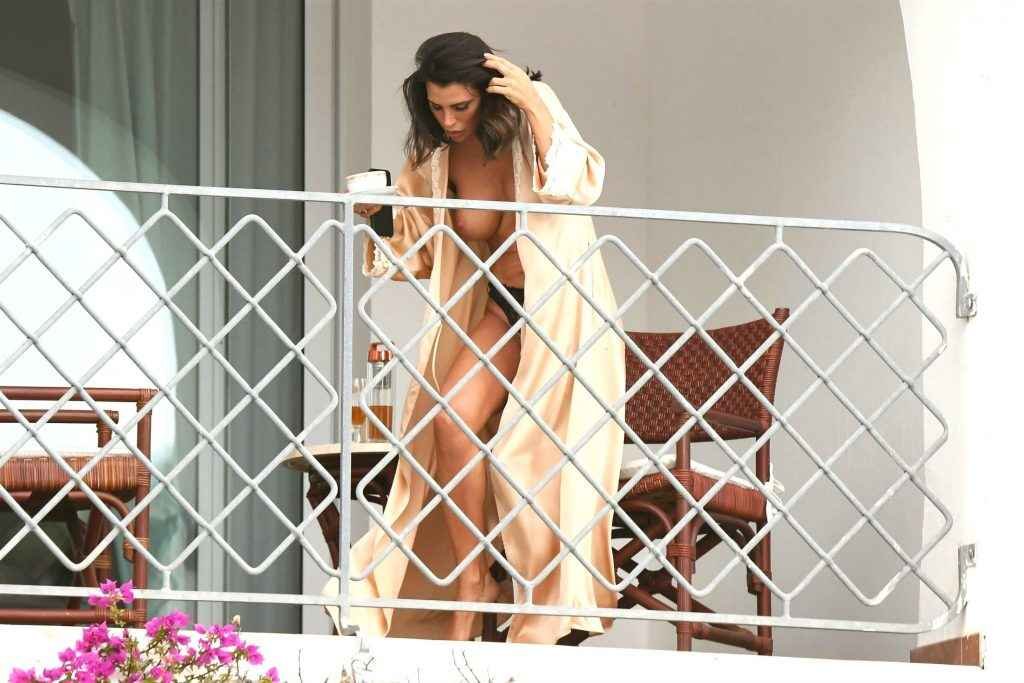Claudia Galanti en petite culotte et seins nus sur son balcon