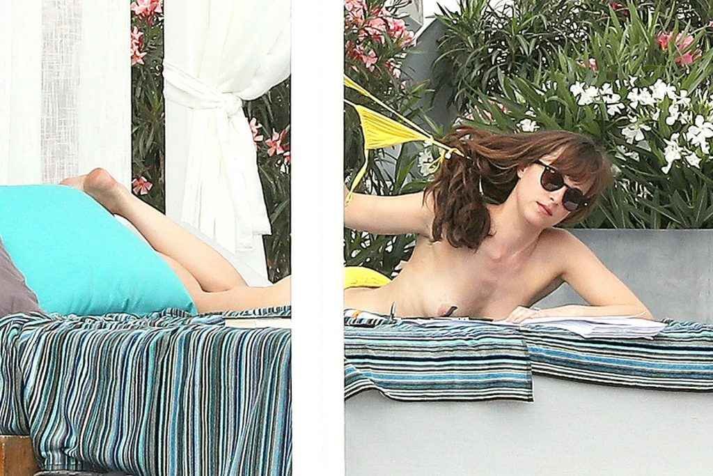 Dakota Johnson seins nus en France