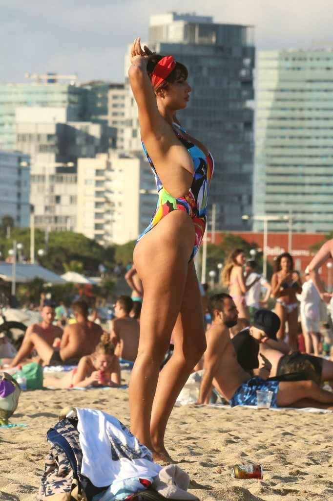 Jackie Cruz en maillot de bain à Barcelone