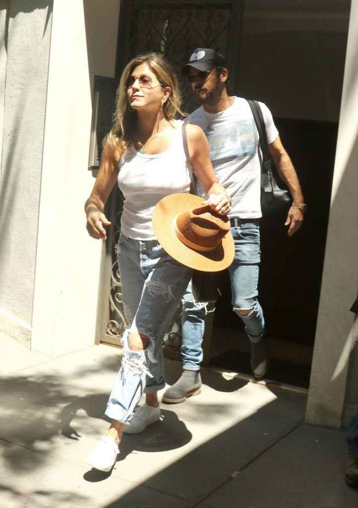 Jennifer Aniston a les seins qui pointent