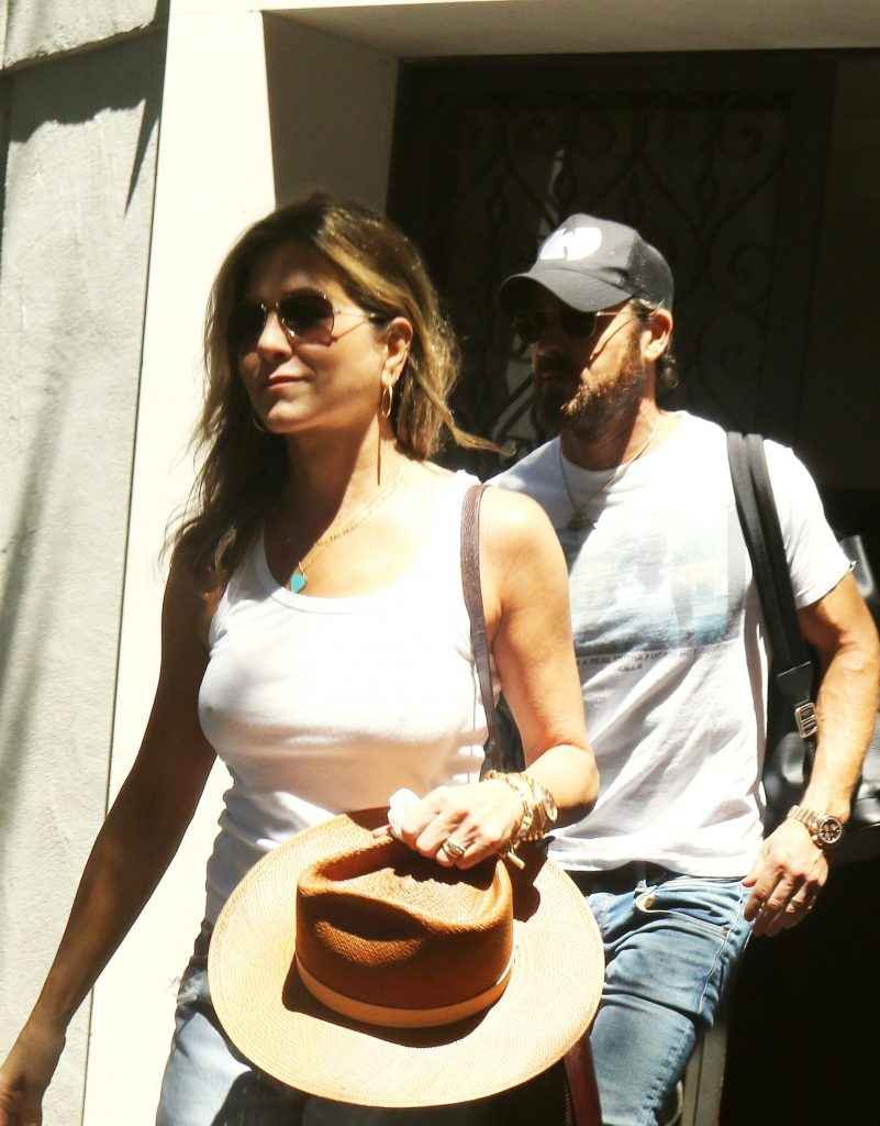 Jennifer Aniston a les seins qui pointent