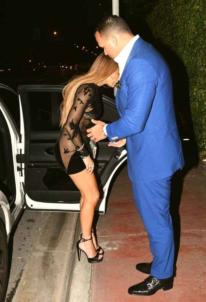 Jennifer Lopez seins nus par transparence pour son anniversaire