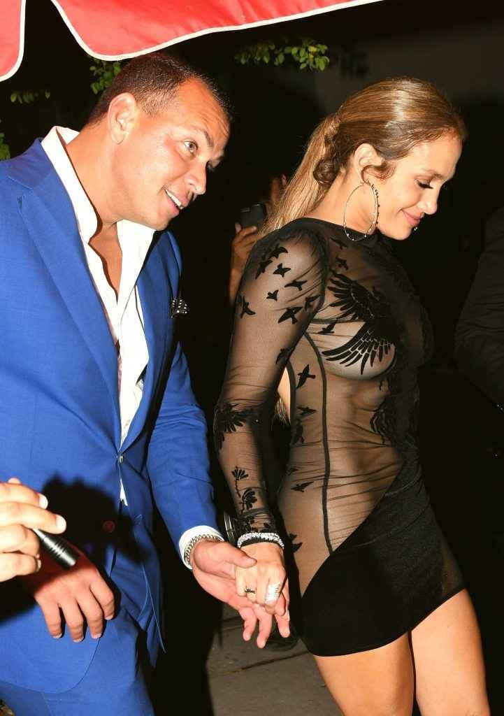 Jennifer Lopez seins nus par transparence pour son anniversaire