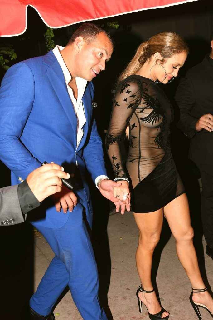 Jennifer Lopez seins nus par transparence pour son anniversaire