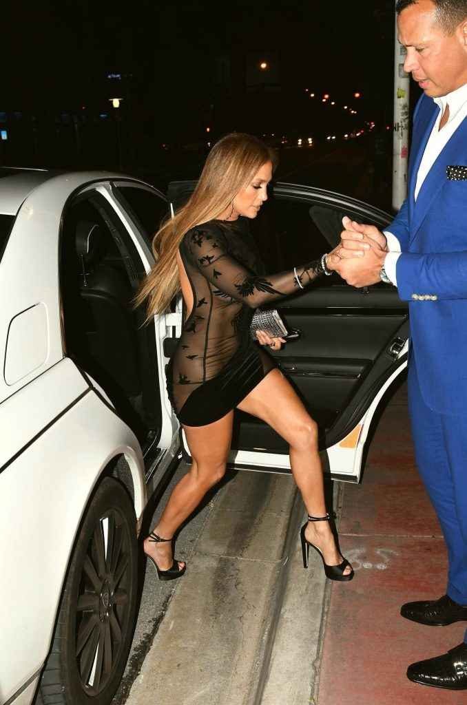 Jennifer Lopez seins nus par transparence pour son anniversaire