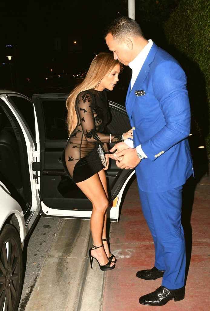 Jennifer Lopez seins nus par transparence pour son anniversaire