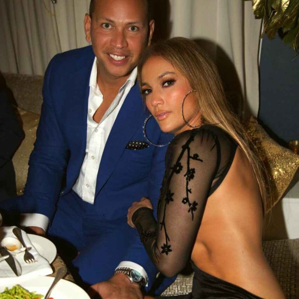 Jennifer Lopez seins nus par transparence pour son anniversaire