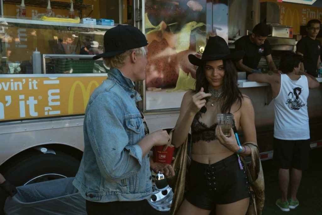 Kendall Jenner seins nus par transparence à Coachella