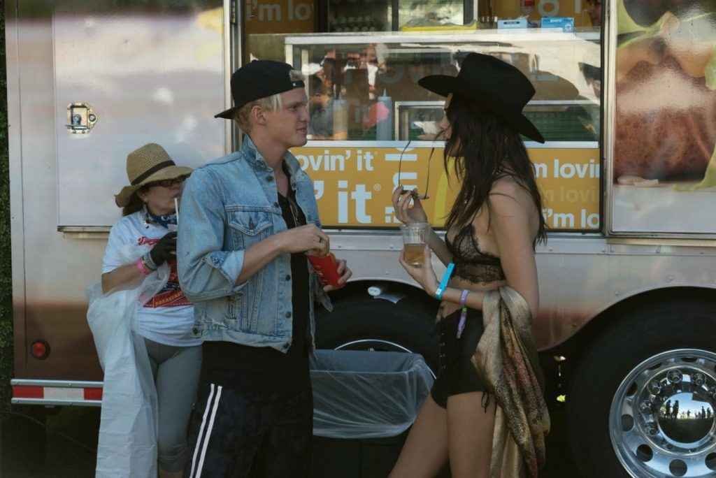 Kendall Jenner seins nus par transparence à Coachella