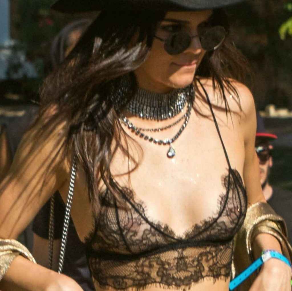 Kendall Jenner seins nus par transparence à Coachella