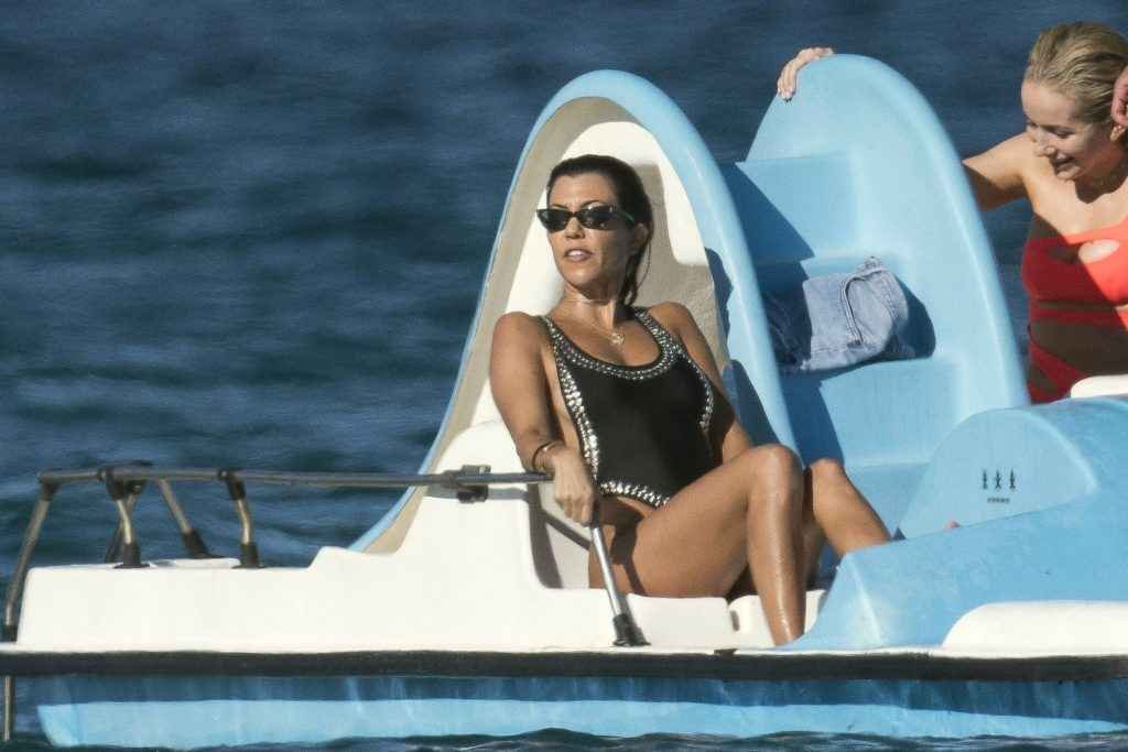 Kourtney Kardashian en maillot de bain à Saint-Tropez