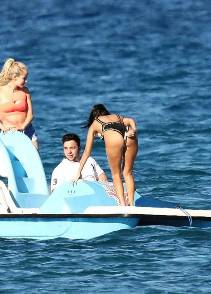 Kourtney Kardashian en maillot de bain à Saint-Tropez