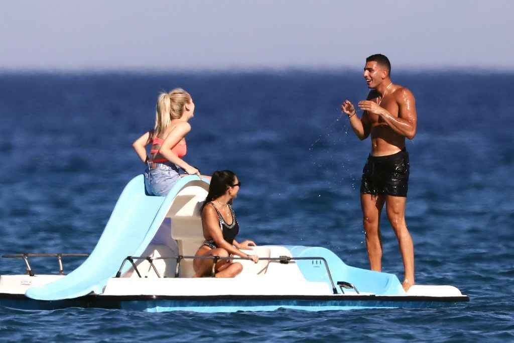 Kourtney Kardashian en maillot de bain à Saint-Tropez