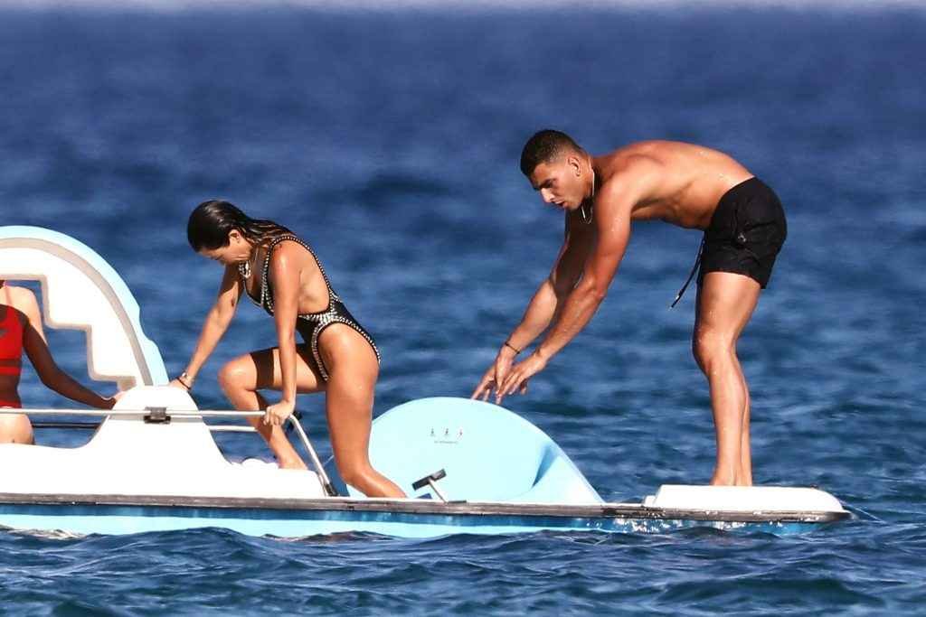 Kourtney Kardashian en maillot de bain à Saint-Tropez