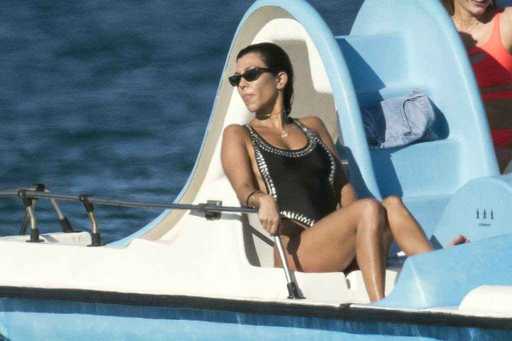 Kourtney Kardashian en maillot de bain à Saint-Tropez