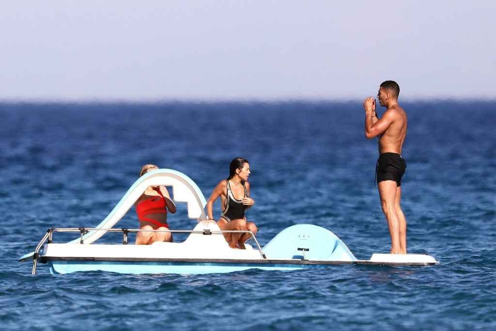 Kourtney Kardashian en maillot de bain à Saint-Tropez