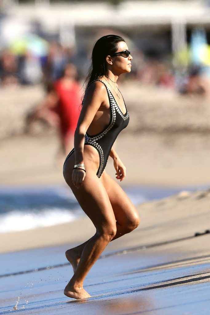 Kourtney Kardashian en maillot de bain à Saint-Tropez