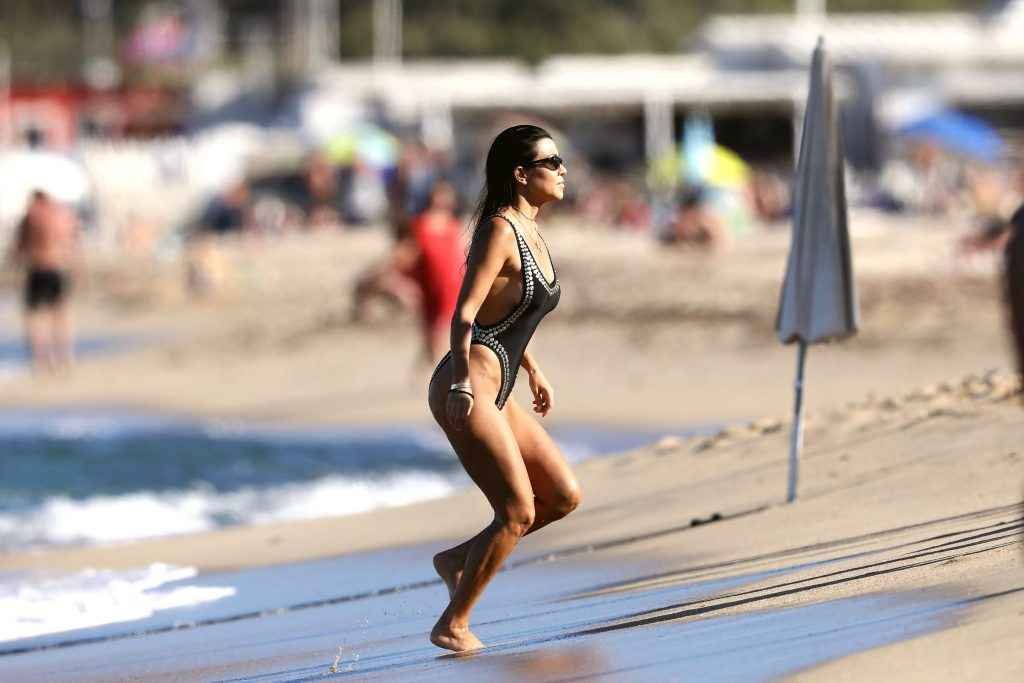 Kourtney Kardashian en maillot de bain à Saint-Tropez