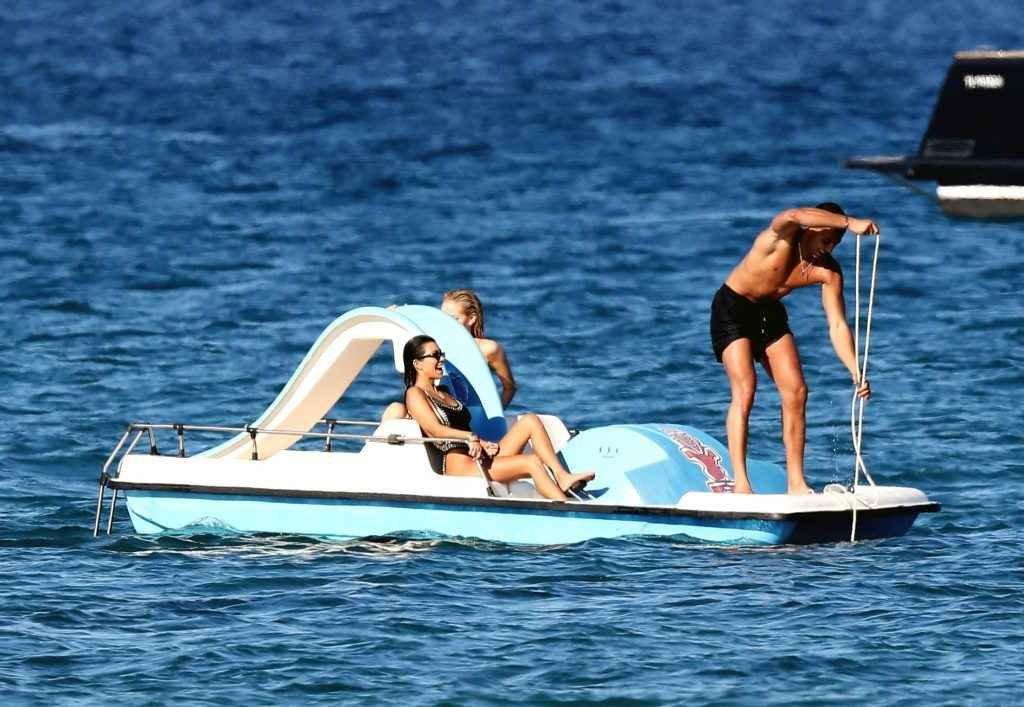 Kourtney Kardashian en maillot de bain à Saint-Tropez