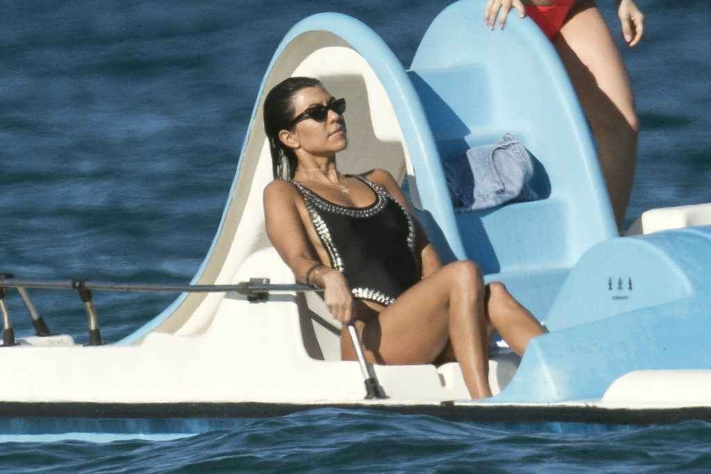 Kourtney Kardashian en maillot de bain à Saint-Tropez