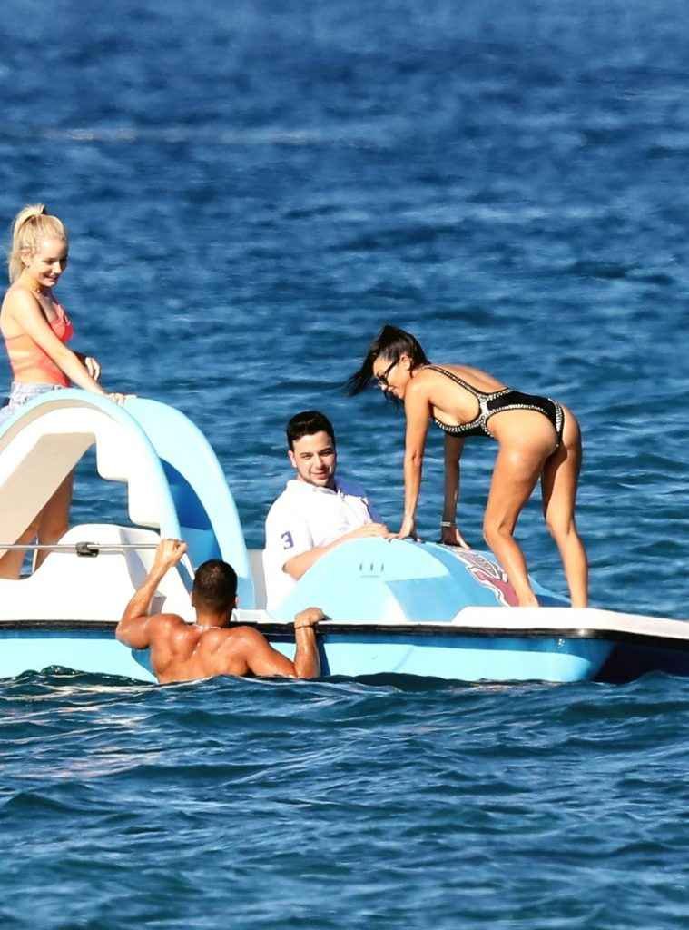 Kourtney Kardashian en maillot de bain à Saint-Tropez