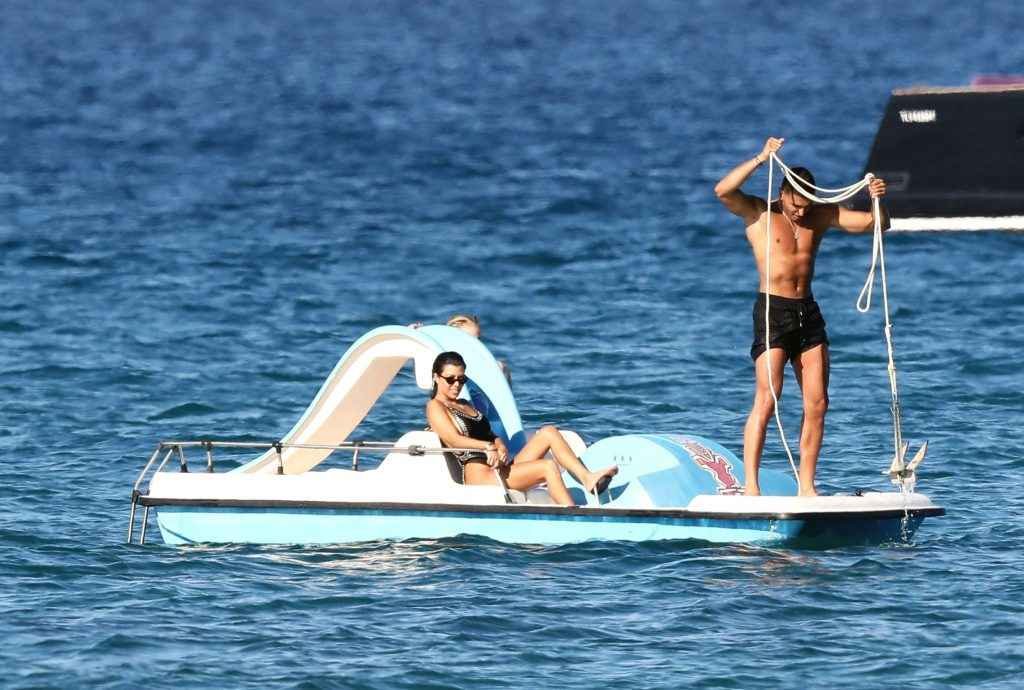 Kourtney Kardashian en maillot de bain à Saint-Tropez