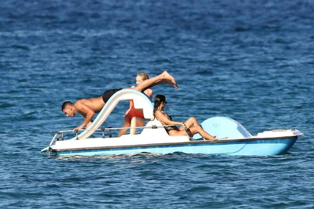 Kourtney Kardashian en maillot de bain à Saint-Tropez