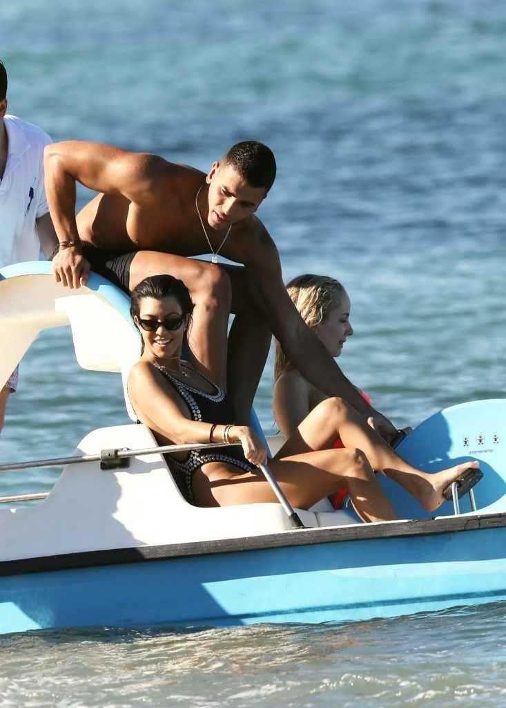 Kourtney Kardashian en maillot de bain à Saint-Tropez