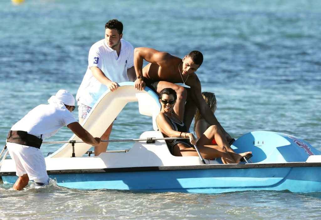 Kourtney Kardashian en maillot de bain à Saint-Tropez