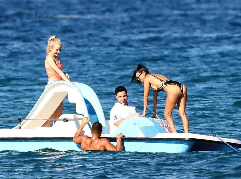 Kourtney Kardashian en maillot de bain à Saint-Tropez