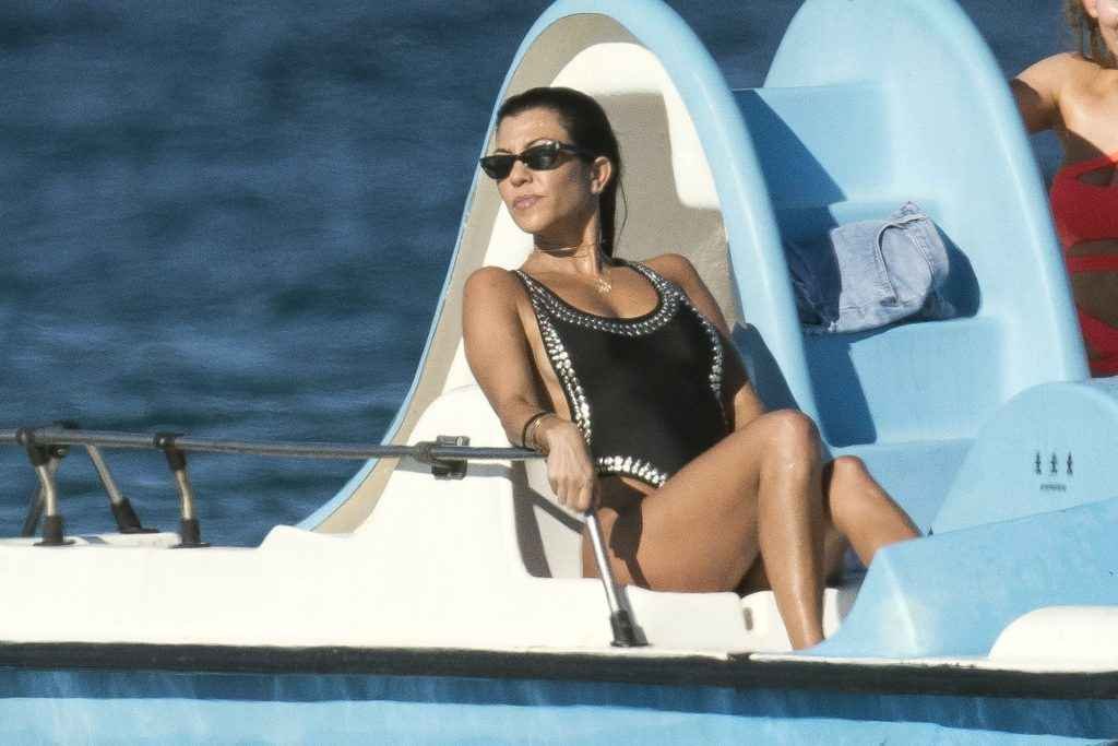 Kourtney Kardashian en maillot de bain à Saint-Tropez