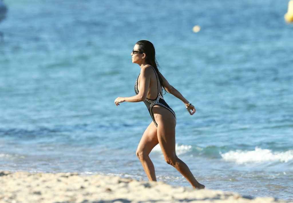 Kourtney Kardashian en maillot de bain à Saint-Tropez