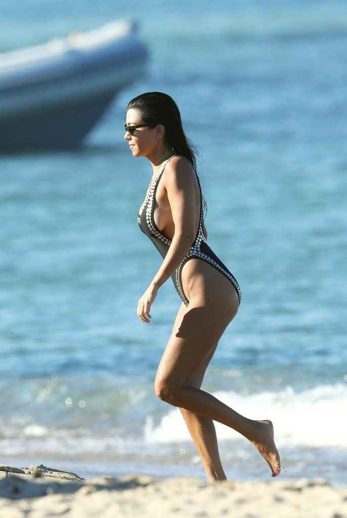 Kourtney Kardashian en maillot de bain à Saint-Tropez