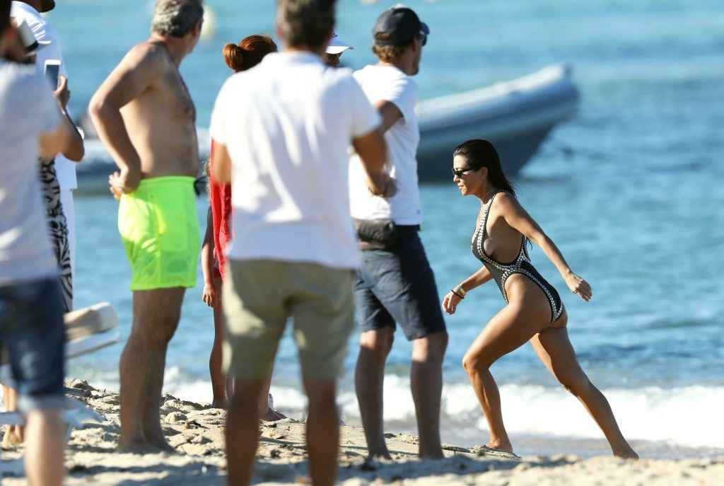 Kourtney Kardashian en maillot de bain à Saint-Tropez