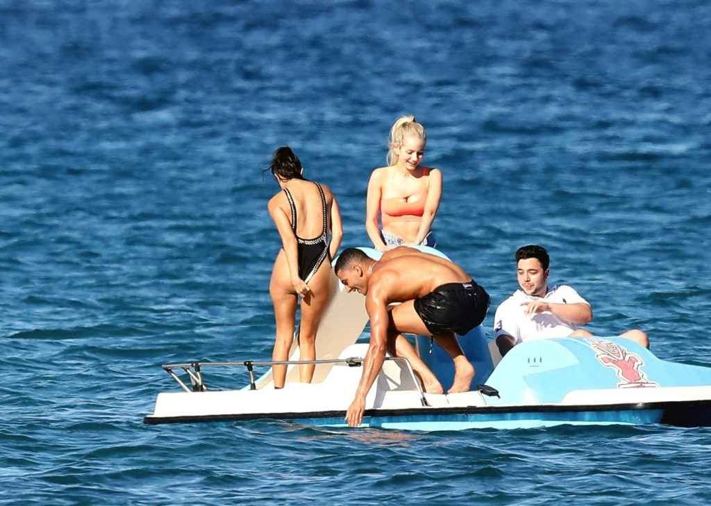 Kourtney Kardashian en maillot de bain à Saint-Tropez