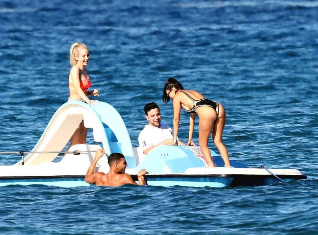 Kourtney Kardashian en maillot de bain à Saint-Tropez