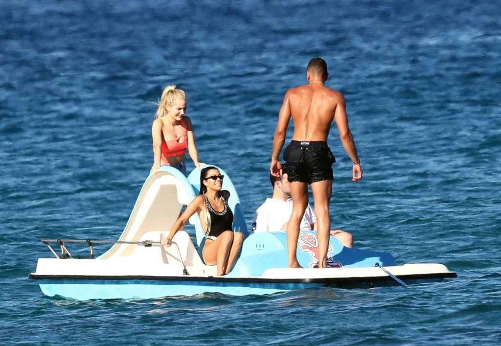 Kourtney Kardashian en maillot de bain à Saint-Tropez